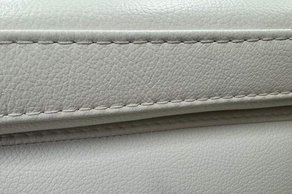 Dvojsedačka Charlotte v bílé kůži - detail šití područky