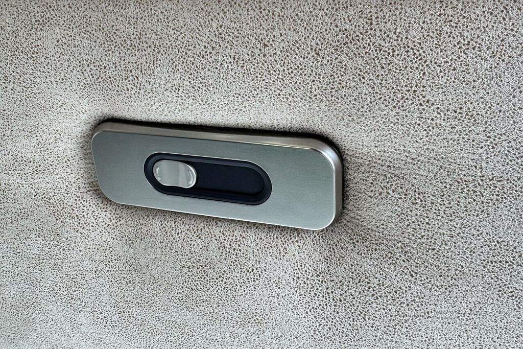 Garda - tlačítko elektrického polohování na boku područky