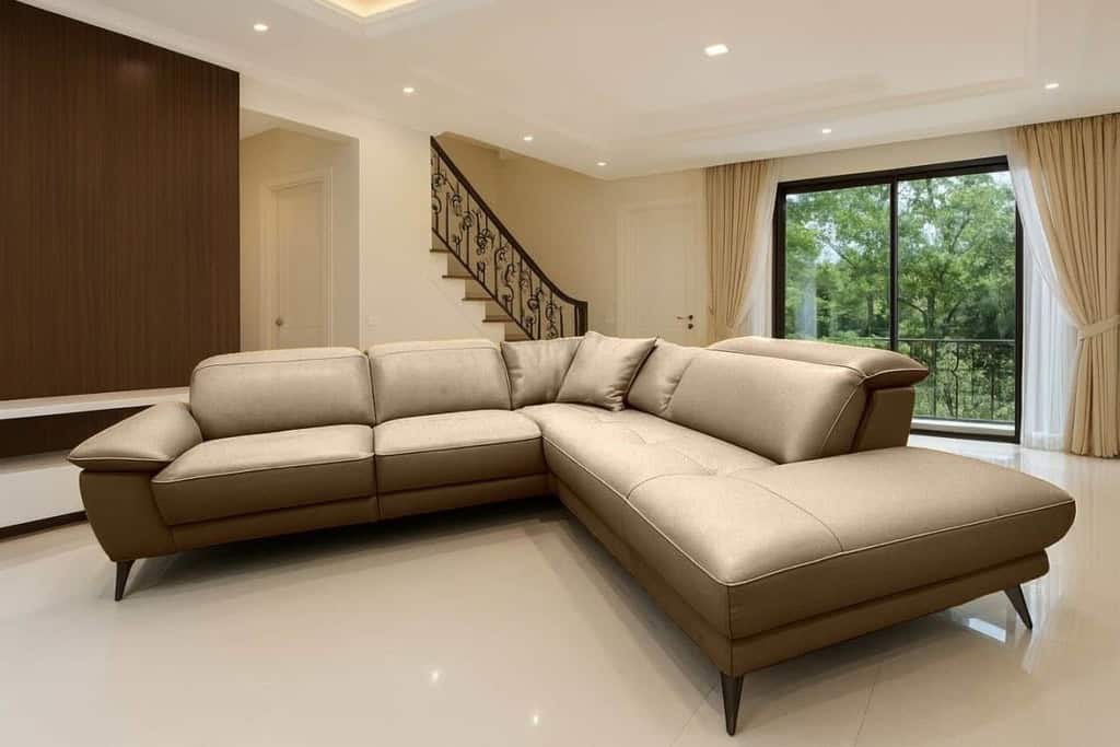 Světle hnědé provedení rohové sedačky Zefio.