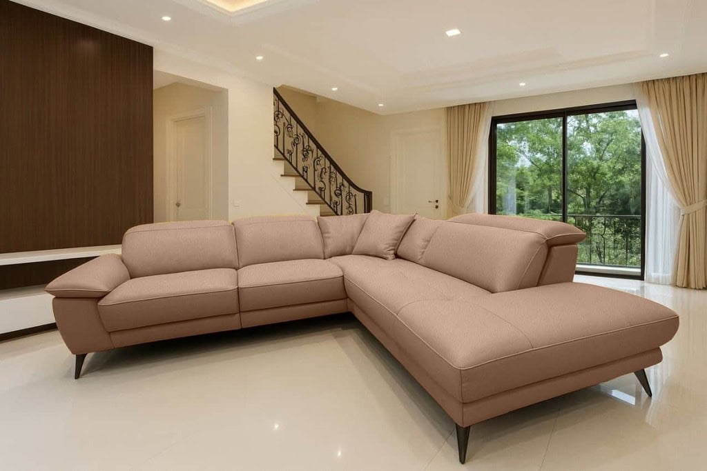 Lehce narůžovělá kůže - odstín turmalín. Roh může být vyroben i z opěradel.