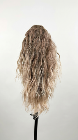 Vlnitý syntetický skřipec Shakira, Popelavá Blond