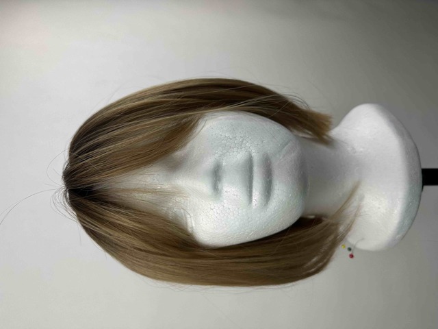 Prodej vzorků - Alternativa za rovný syntetický topper Baby (Světlá Blond)